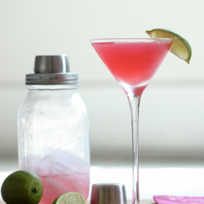 Learn How to Make The Perfect Cosmo! You'll love this classic drink recipe! #cosmo #cocktail #martini #recipe