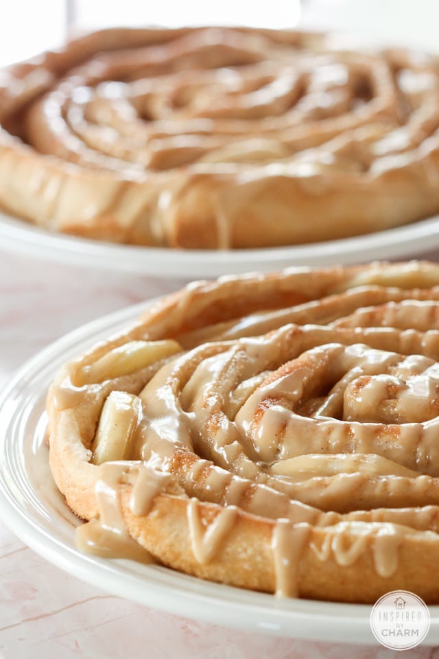 Spiral Apple Bread with Caramel Apple Glaze #apple #bread #roll #caramel #dessert #recipe #fallbaking 