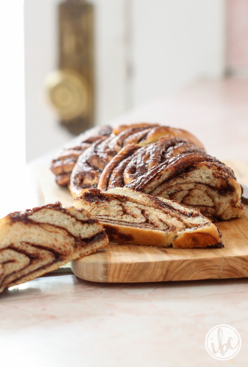 This Braided Nutella Bread #recipe is the perfect sweet for breakfast, brunch, or dessert! #braided #nutella #bread #dessert