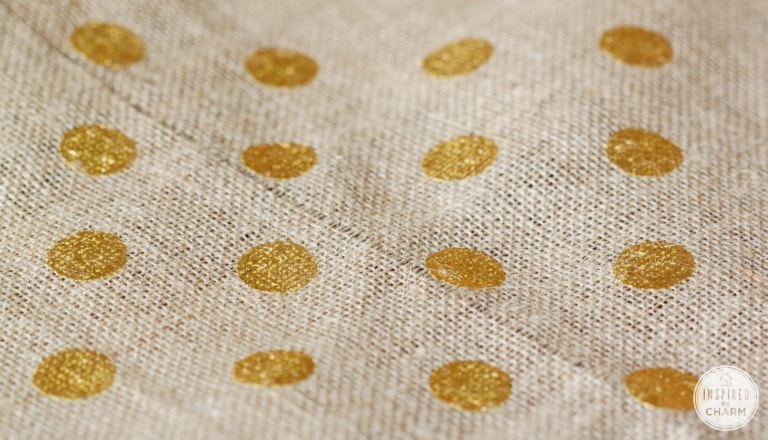 Burlap Table Runner - easy and simple DIY no-sew tutorial