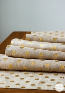 Burlap Table Runner - easy and simple DIY no-sew tutorial