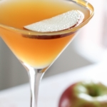 Caramel Apple Cider Martini Recipe #fall #cocktail #martini #apple #caramel #applecider
