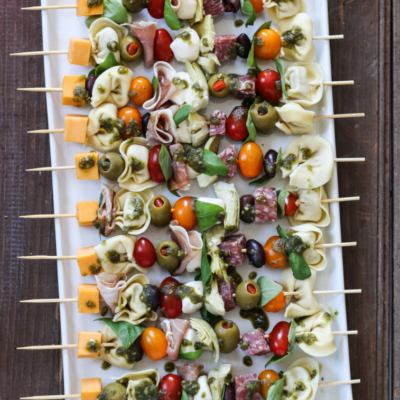 These Antipasto Kabobs (Antipasto Skewers) are a delicious, easy, and beautiful appetizer recipe. #antipasto #kabobs #recipe #appetizer #HorsDoeuvres