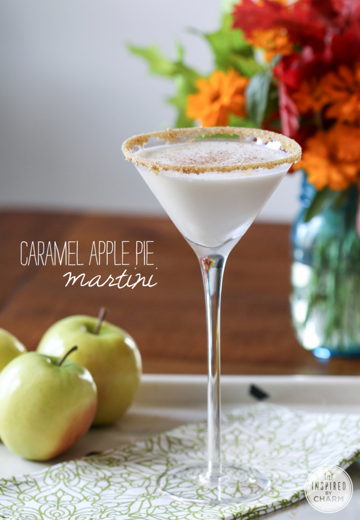 Caramel Apple Pie Martini - Fall Cocktail Recipe #apple #pie #caramel #fall #cocktail #recipe