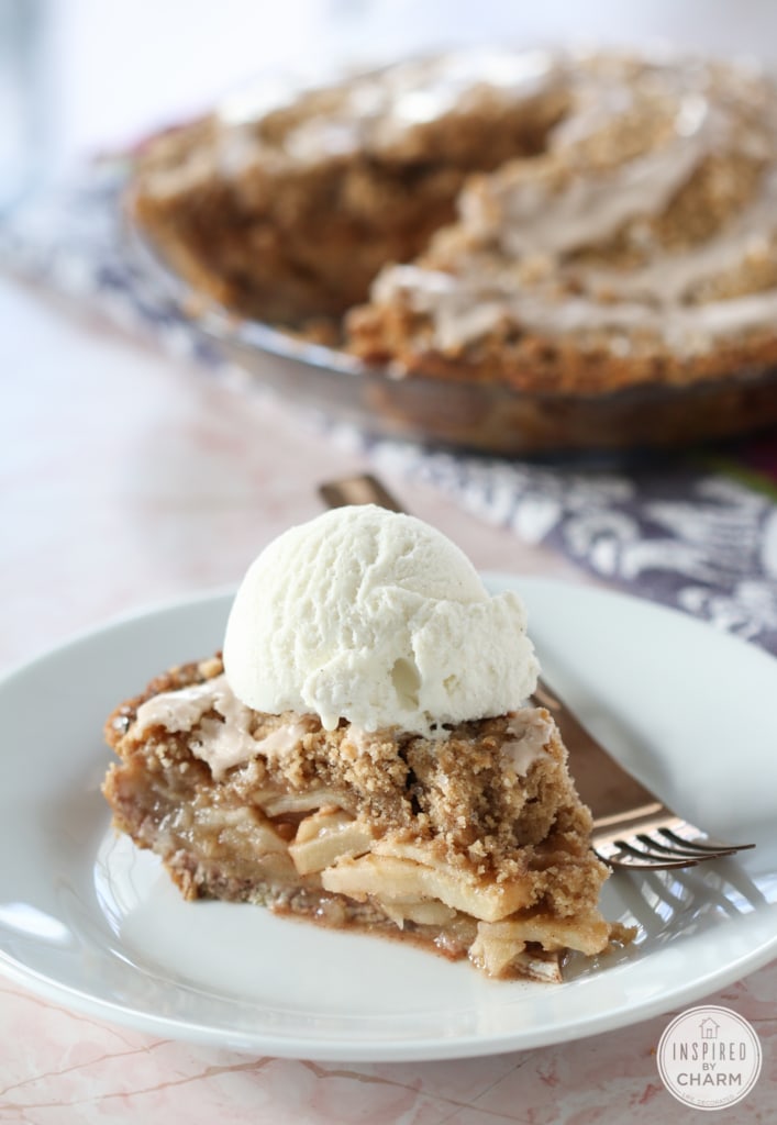 cinnamon drizzled apple pie topped with ice cream