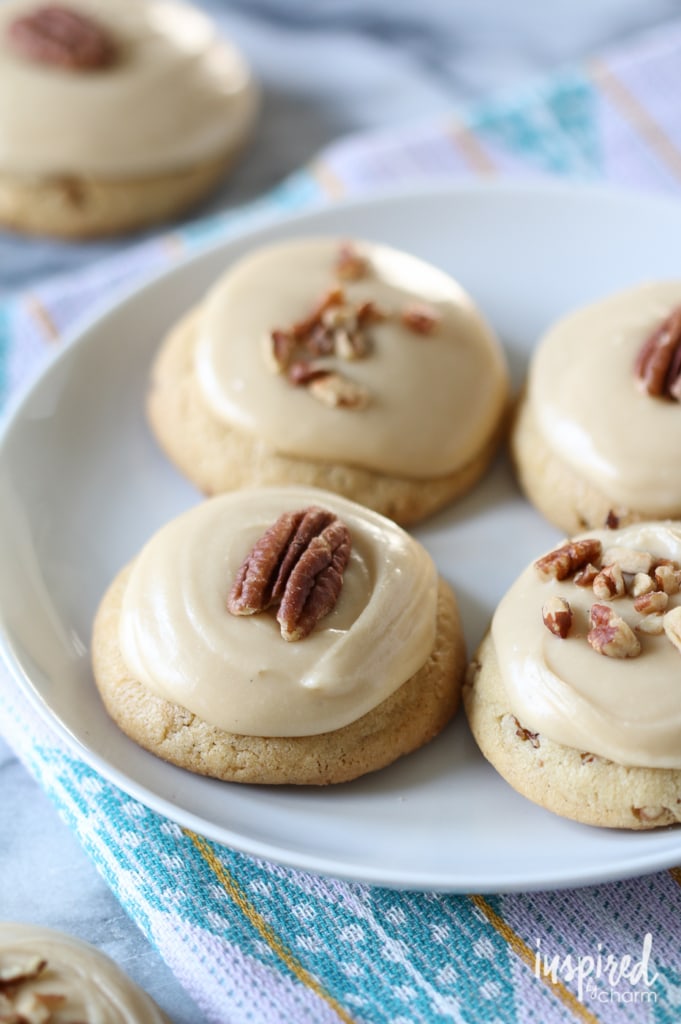 Brown Sugar Pecan Cookies #fallbaking #pecan #brownsugar #frosted #cookie #fallbaking 