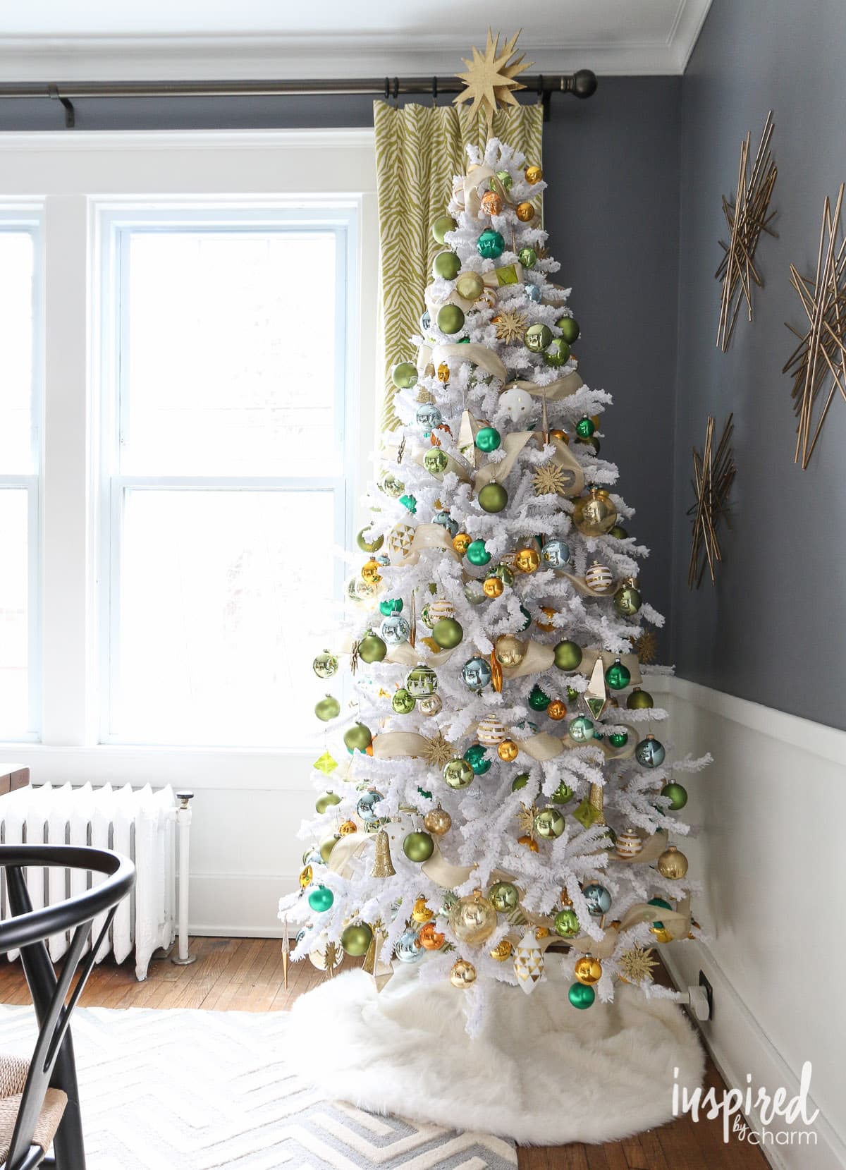 gold and green for unique Christmas tree themes
