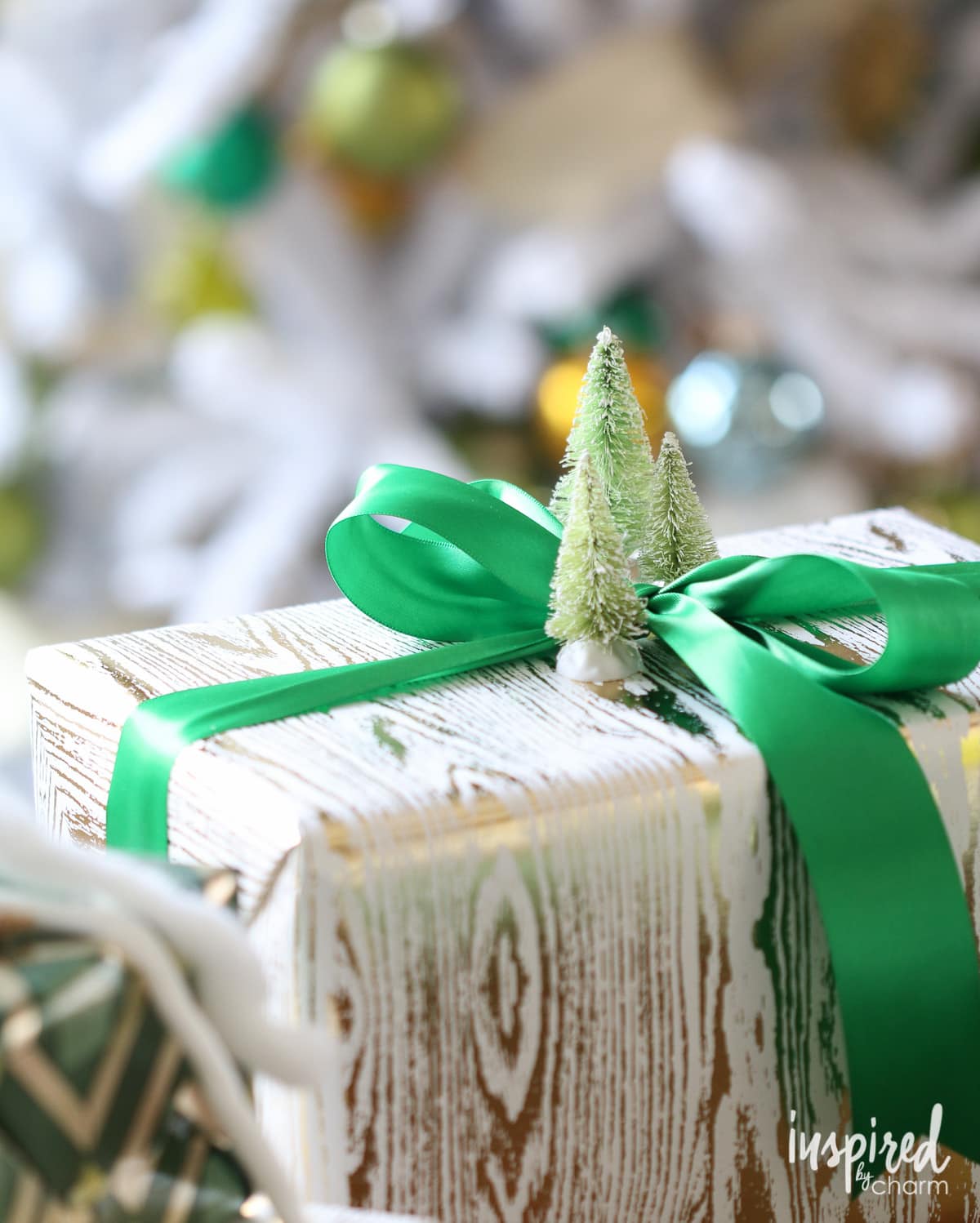 https://inspiredbycharm.com/wp-content/uploads/2015/12/12-holiday-gift-wrap-ideas.jpg