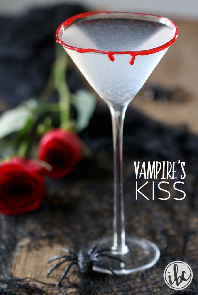 Halloween Cocktails: 2 Ways - Vampire's Kiss #cocktail #halloween #drink #martini #snack