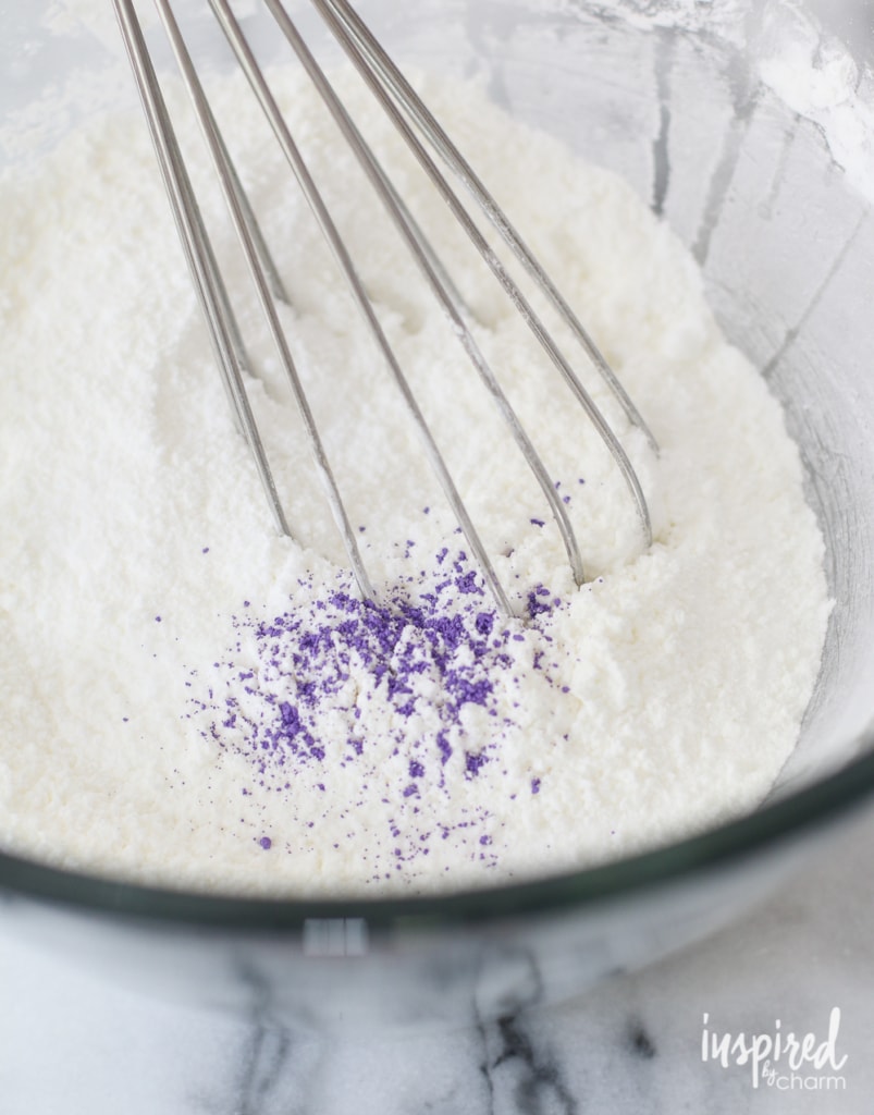 adding powdered pigment to DIY bath bombs ingredients