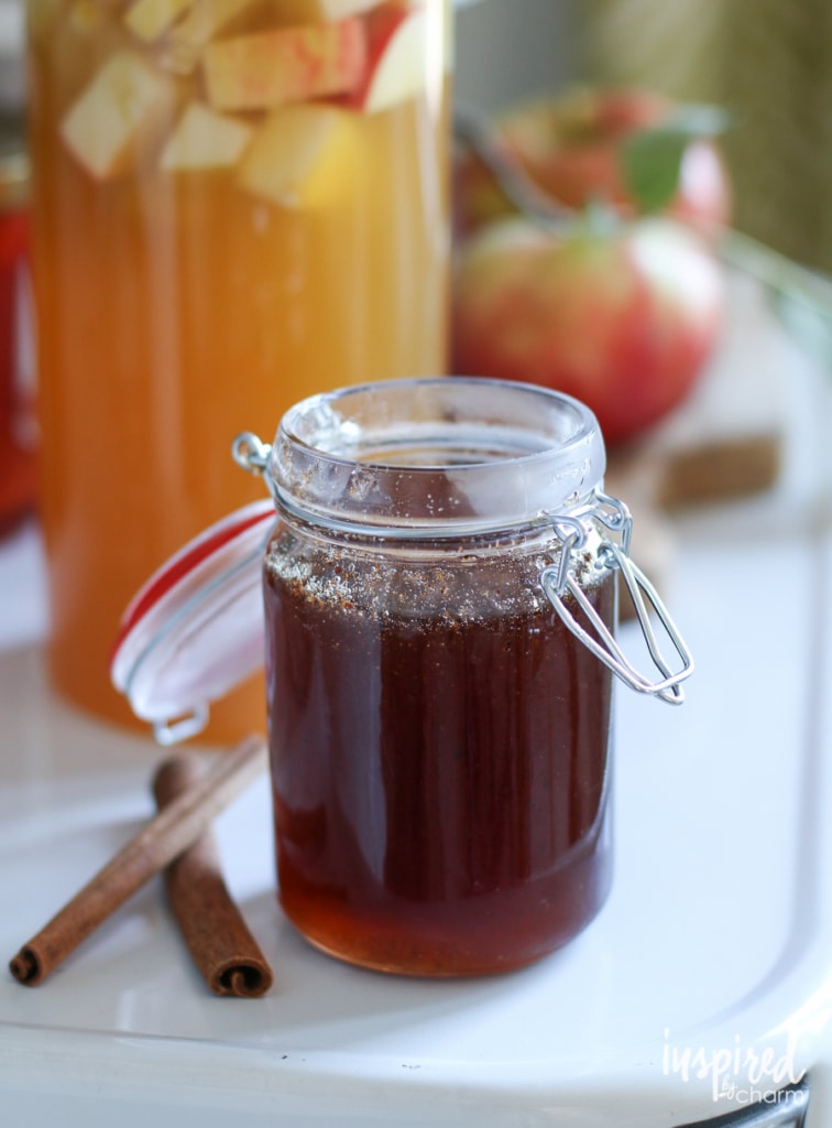 Homemade Simple Syrup Recipe for cocktails, baking, and more! #simplesyrup #recipe #cocktail #sugar #baking 