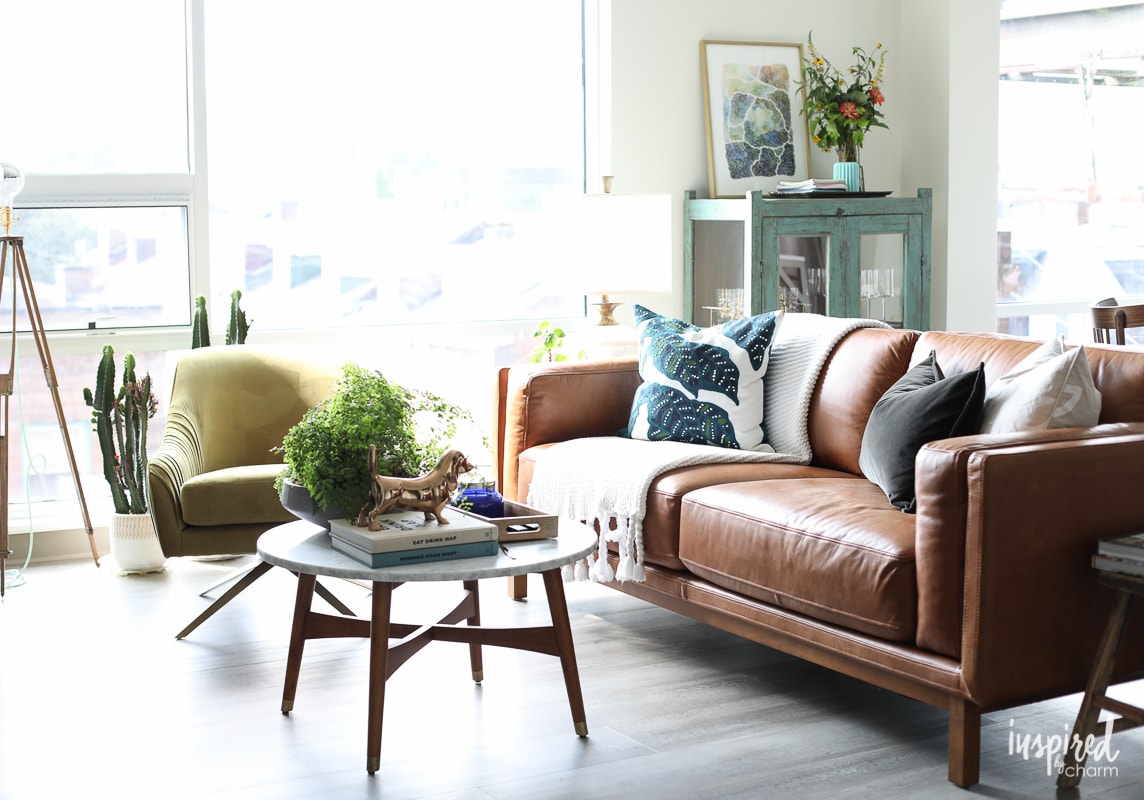 Tips and styling ideas for decorating an eclectic and cozy living room.