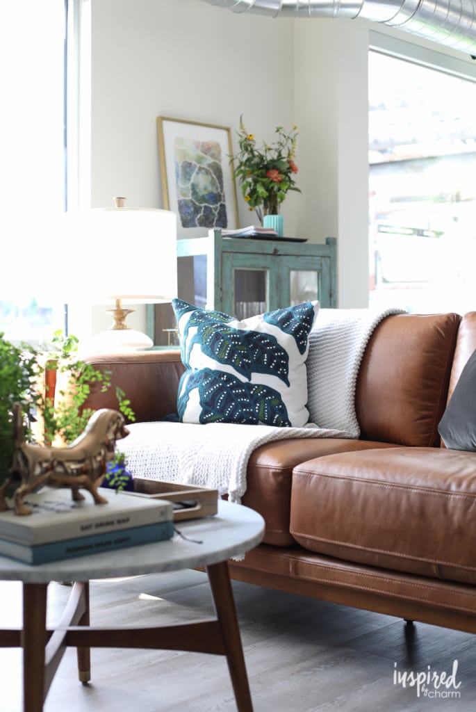 Tips and styling ideas for decorating an eclectic and cozy living room. 