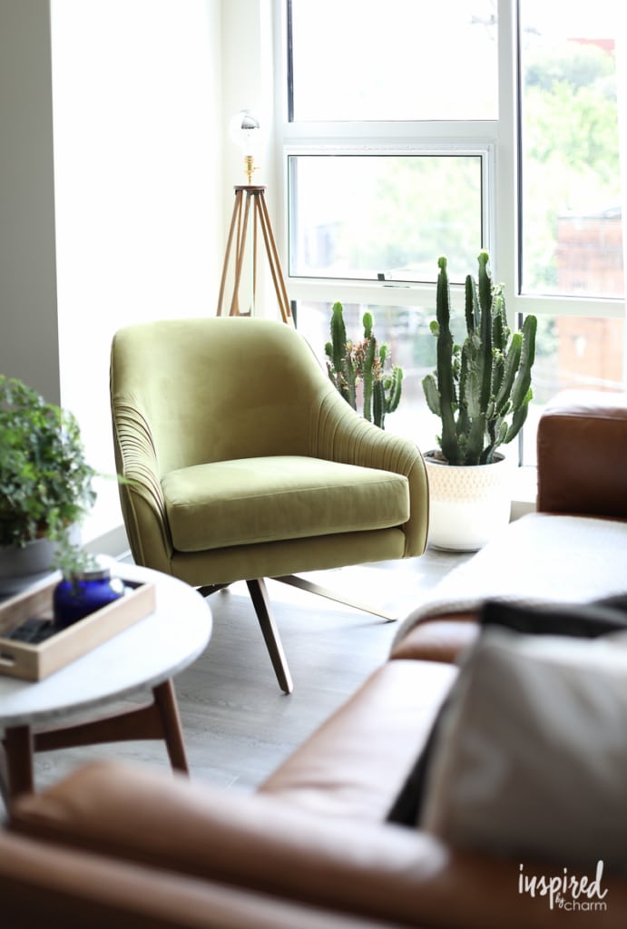 Tips and styling ideas for decorating an eclectic and cozy living room. 