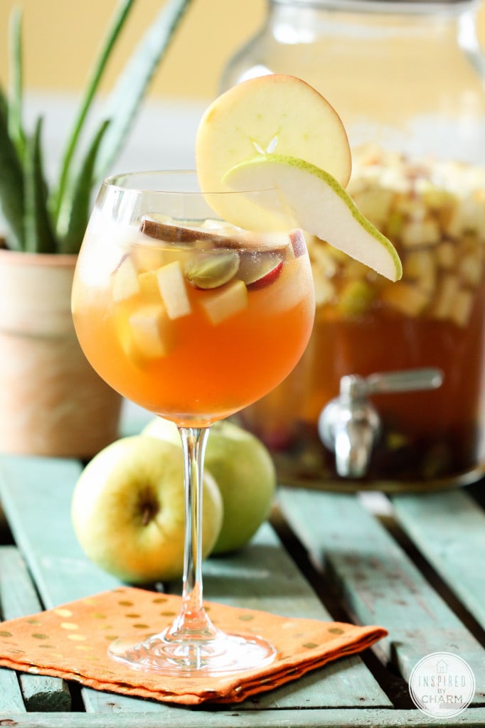 Apple Cider Sangria #fall #cocktail #recipe #applecider #sangria
