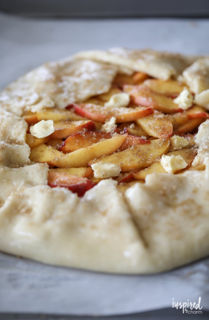 This Peach and Almond Crostata is an easy and delicious dessert idea made with fresh peach and crunchy almonds. 