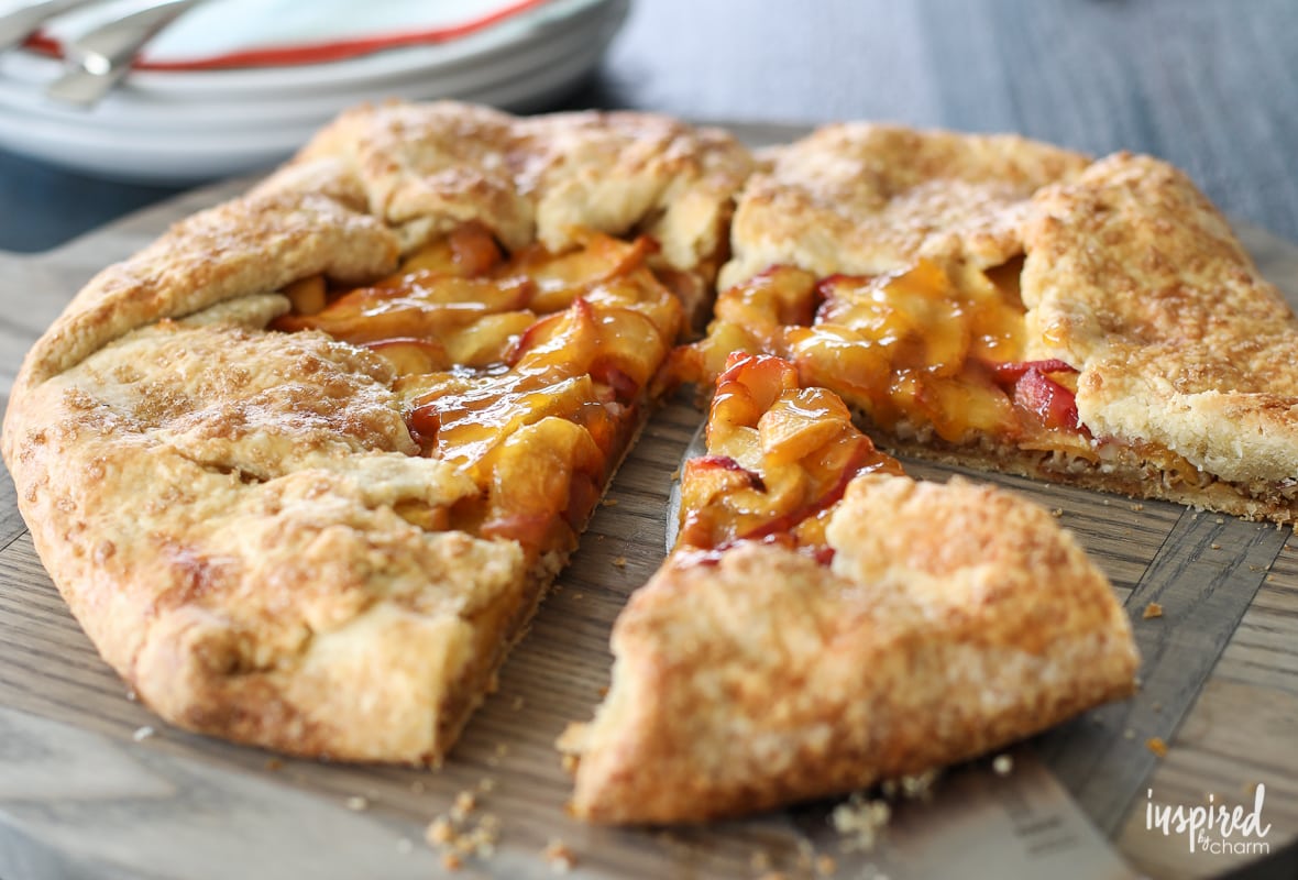 This Peach and Almond Crostata is an easy and delicious dessert idea made with fresh peach and crunchy almonds.