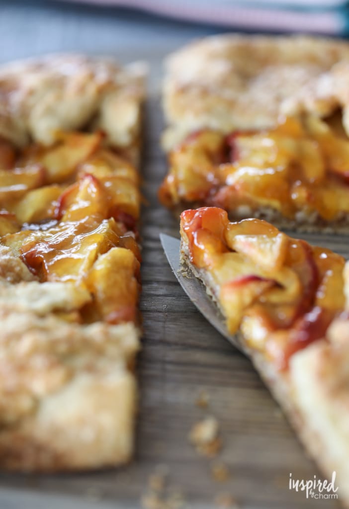 This Peach and Almond Crostata is an easy and delicious dessert idea made with fresh peach and crunchy almonds. 