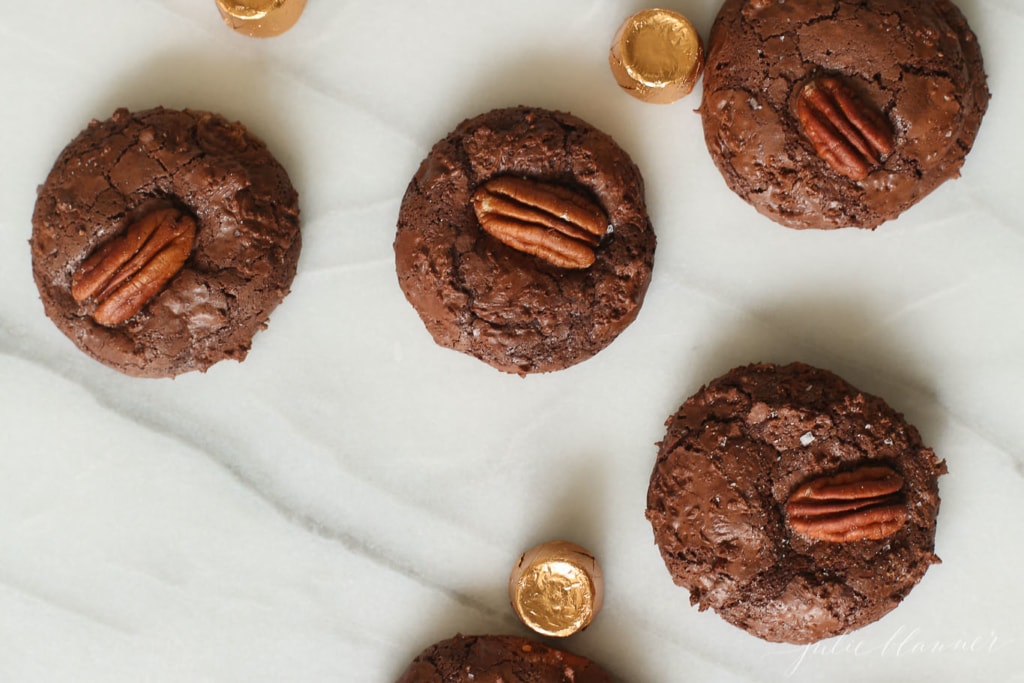 Chocolate Turtle Cookies | Julie Blanner #FallCookieWeek