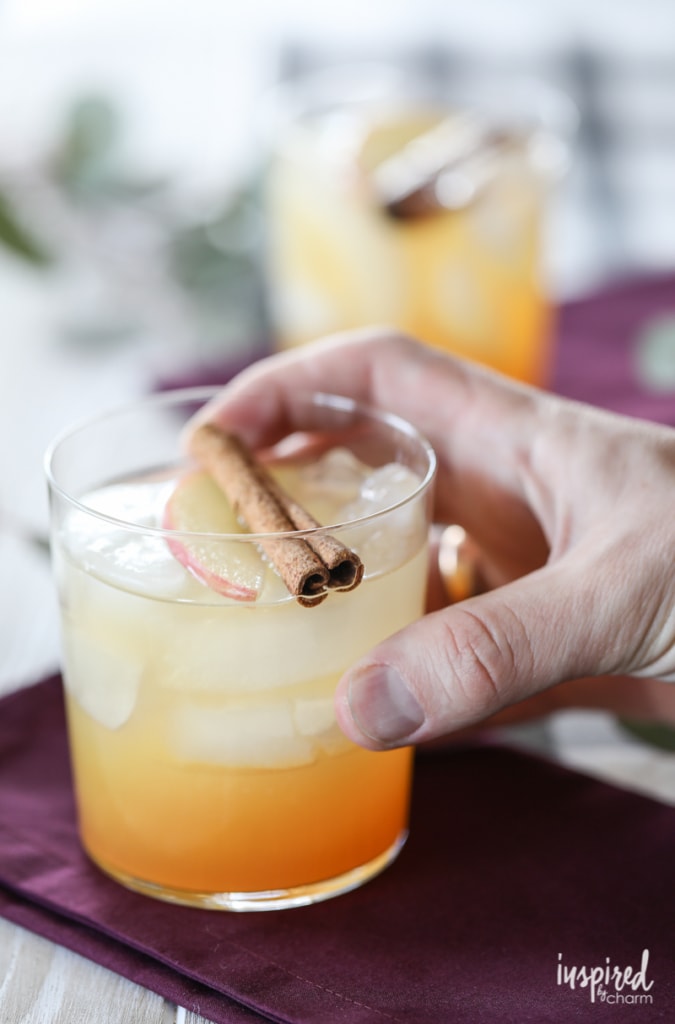 These Harvest Apple Mules are the perfect seasonal cocktail for fall. 