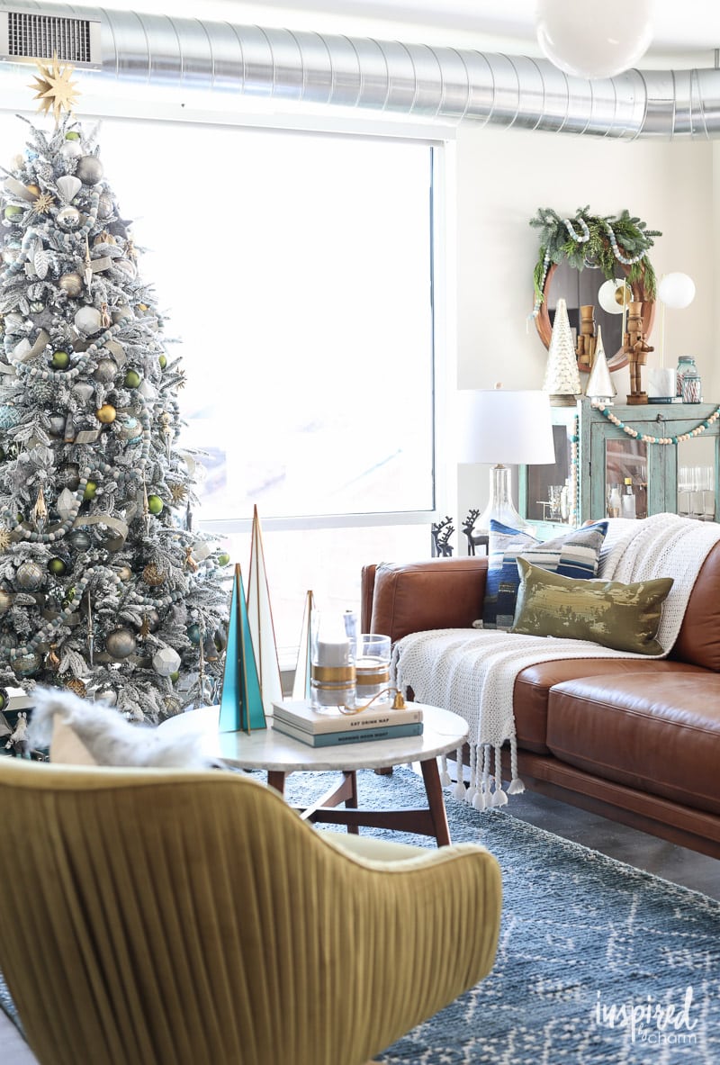 Modern Christmas Living Room Decorating Ideas