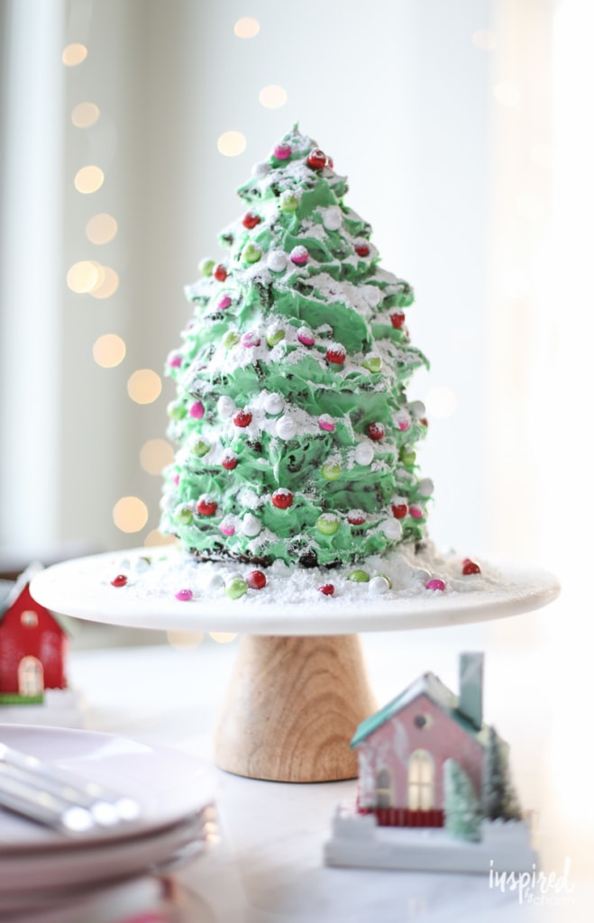 Tree-shaped Gingerbread Cake for Christmas #christmas #gingerbread #cake #recipe #dessert 
