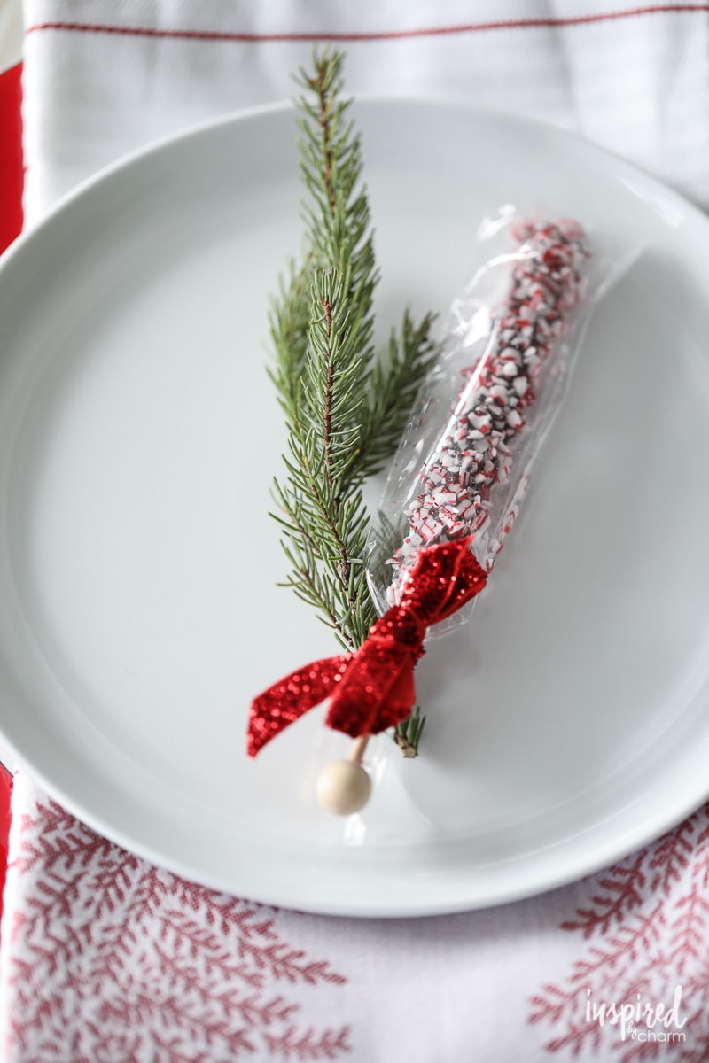 Red and White Christmas Table Setting Ideas