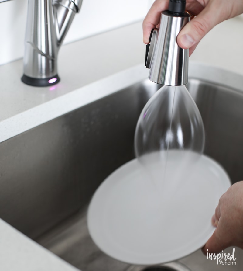 Delta Esque Pull-Down Kitchen Faucet with Touch2O and ShieldSpray Technologies