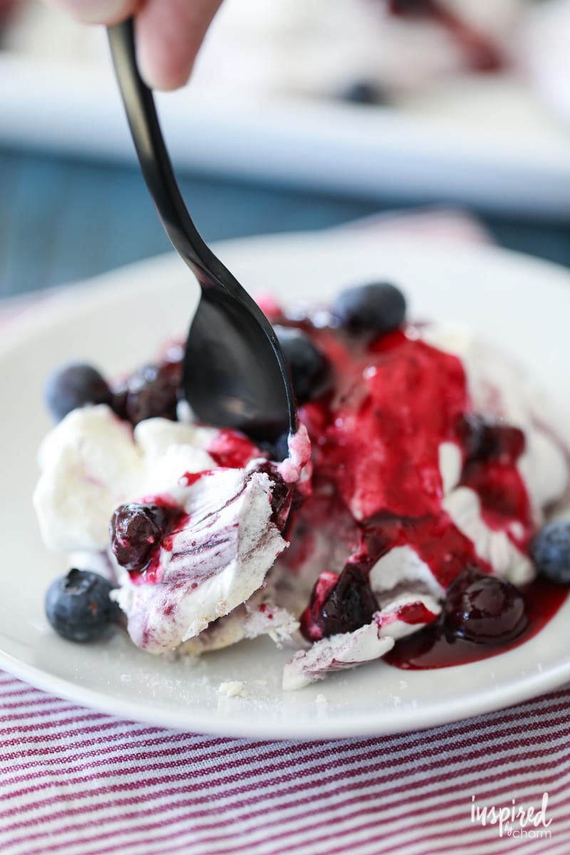 These Blueberry Swirled Meringues make the perfect #summer #dessert #recipe. You'll love them!