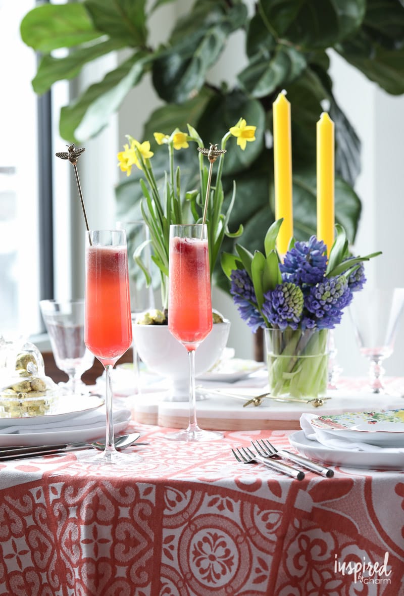This Raspberry Pineapple #Bellini Recipe is a delicious #spring #cocktail #recipe! 