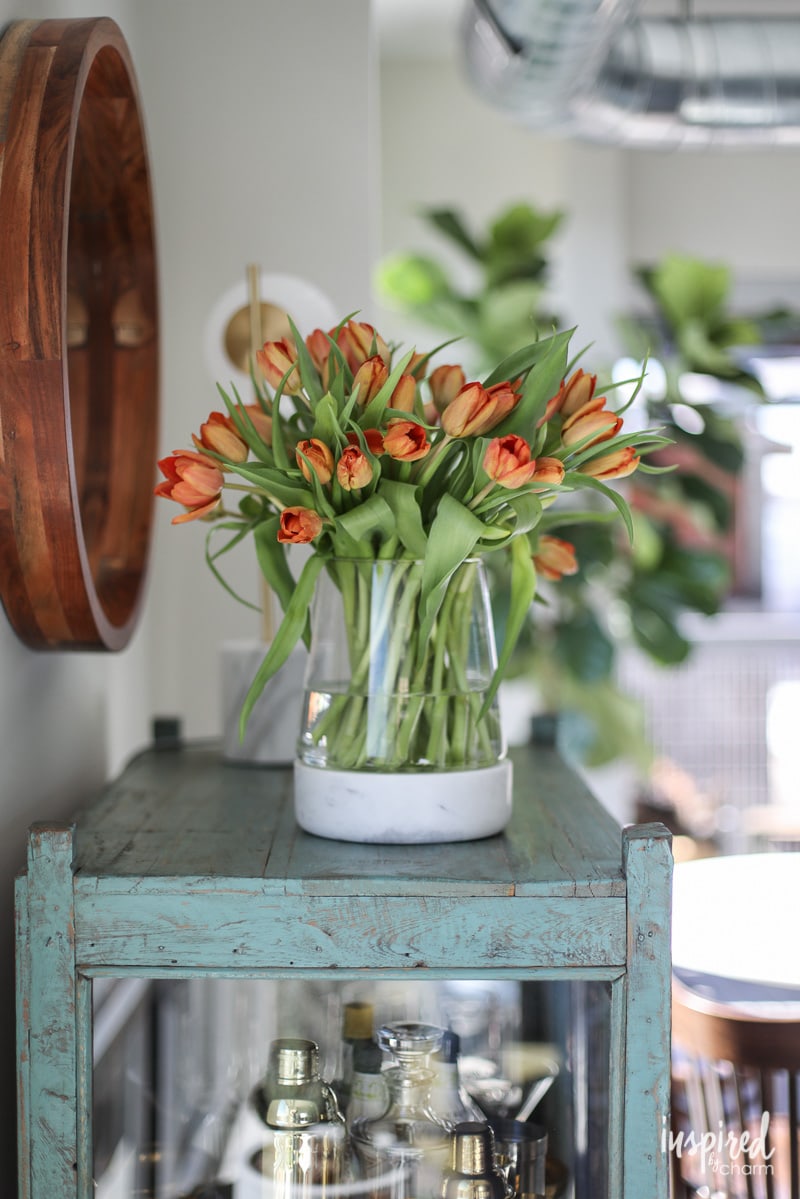Styling a #spring #tulip #flower #arrangement - DIY Modern Flower Arrangements for Spring