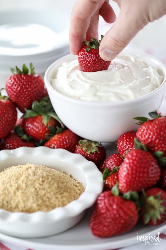 Cheesecake Dip with Strawberry - an easy summer dessert recipe idea #cheesecake #dip #strawberries #dessert #recipe