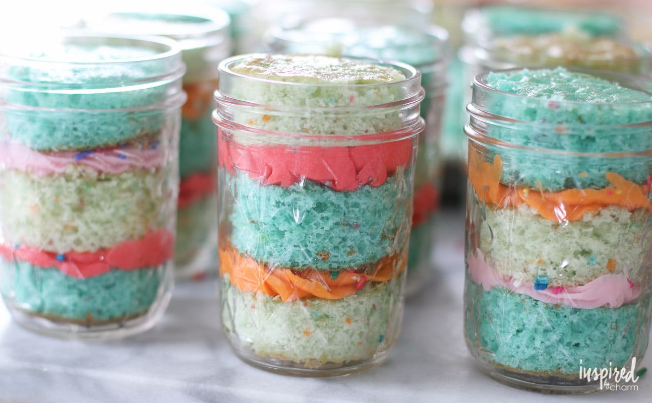 Learn how to make this colorful and creative Cake in a Jar! #recipe #cake #masonjar #cakeinajar #jar #cupcake #recipe
