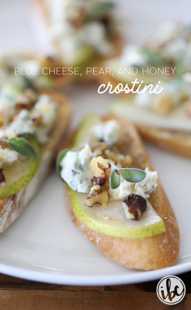 This Blue Cheese, Pear, and Honey Crostini make a flavorful and easy appetizer. #appetizer #crostini #bluecheese #pear #honey #recipe 