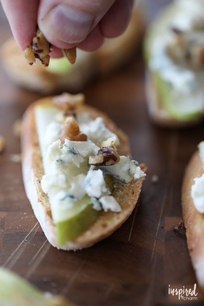 This Blue Cheese, Pear, and Honey Crostini make a flavorful and easy appetizer. #appetizer #crostini #bluecheese #pear #honey #recipe 