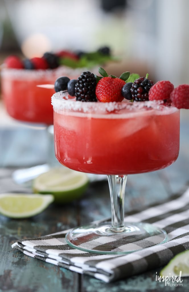 These Raspberry Strawberry Margaritas are a delicious summer cocktail recipes! #strawberry #margarita #cocktail #recipe