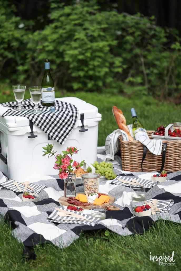 Picture Perfect Picnic Ideas - Entertaining Outdoors #picnic #styling #outdoor #snacks #wine