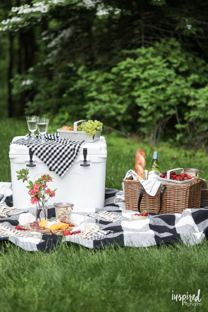 Picture Perfect Picnic Ideas - Entertaining Outdoors #picnic #styling #outdoor #snacks #wine