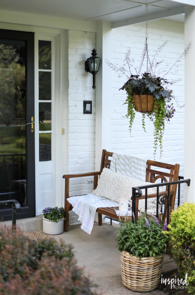You'll love these front porch decorating ideas and tips! #decorating #porch #outdoor #decor #modern #colonial 