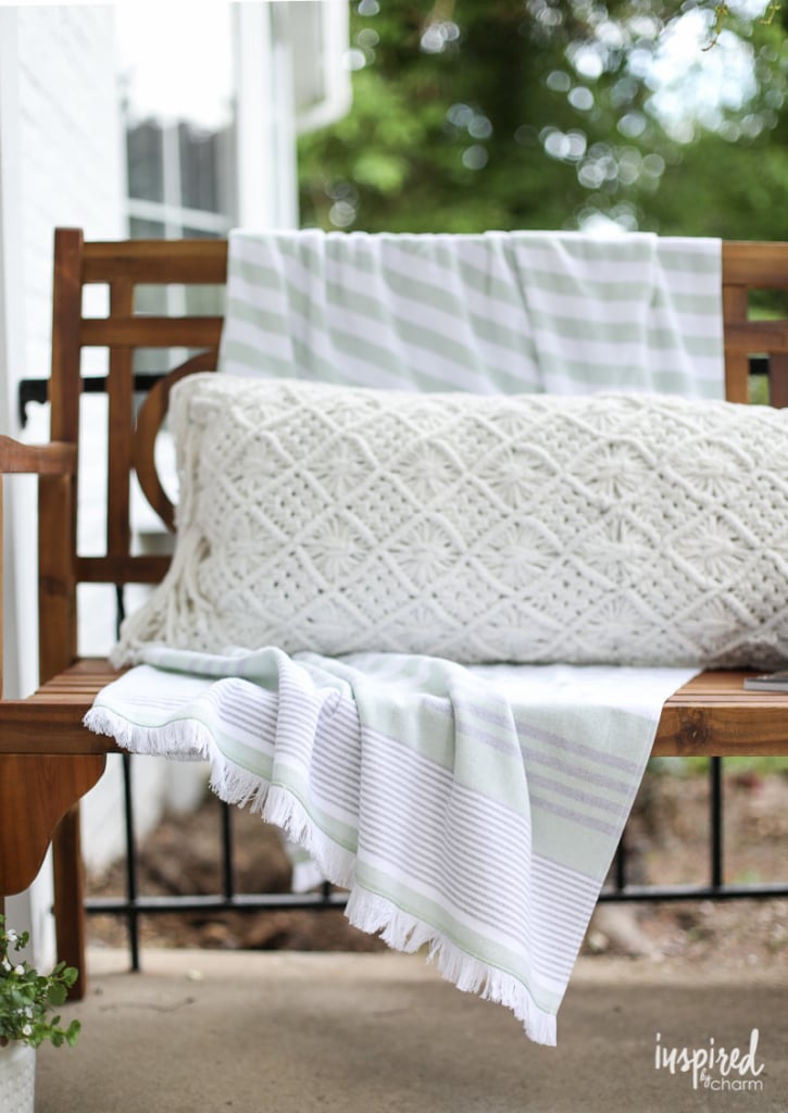 You'll love these front porch decorating ideas and tips! #front #porch #outdoor #decor #modern #colonial 