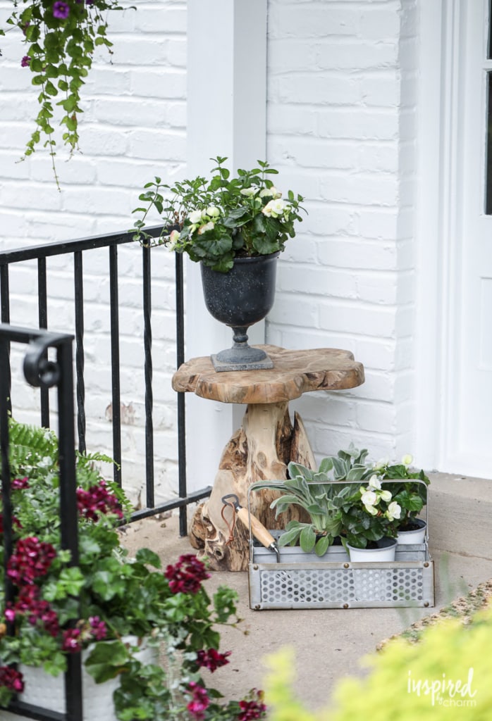 You'll love these front porch decorating ideas and tips! #decorating #porch #outdoor #decor #modern #colonial 