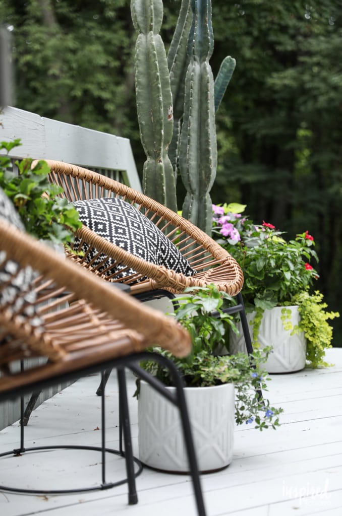 Modern Country Colonial Deck Styling tips and inspiration. #outdoor #deck #decor #styling #modern #country #colonial