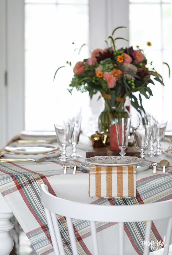 Colorful Fall Decorating Ideas for Your Dining Room #fall #decorating #decor #diningroom #falldecorating 