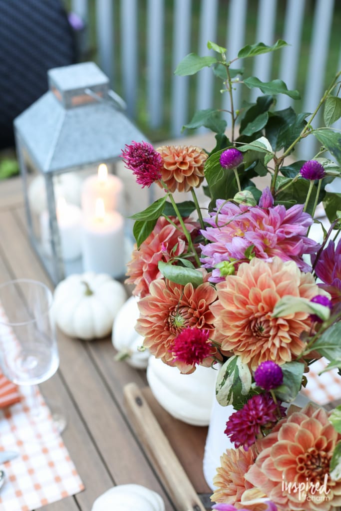 Chic and Colorful Outdoor Fall Tablescape Ideas #fall #tablescape #outdoor #tablesetting #falldecor