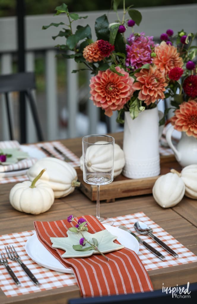 Chic and Colorful Outdoor Fall Tablescape Ideas #fall #tablescape #outdoor #tablesetting #falldecor 