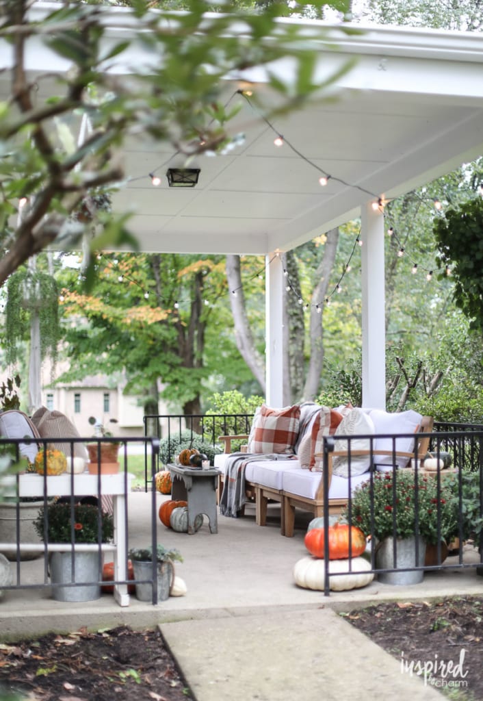Fall Porch Decorating Ideas - How to style your porch for Fall #decorating #fall #decor #autumn #porch #pumpkins 