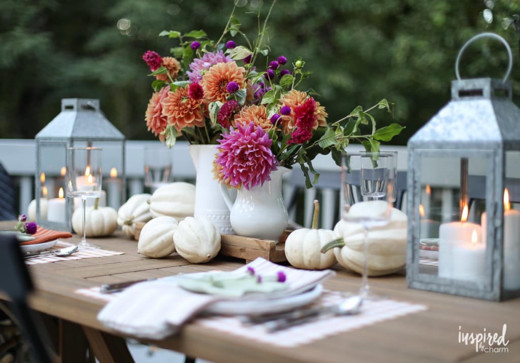 Chic and Colorful Outdoor Fall Tablescape Ideas #fall #tablescape #outdoor #tablesetting #falldecor 
