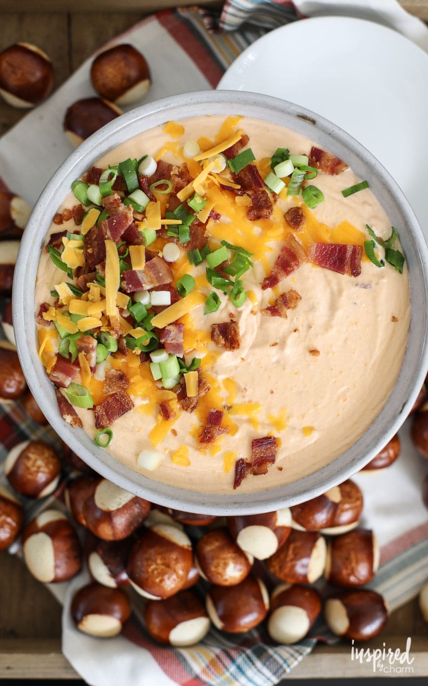 The BEST Beer Cheese Dip with Bacon fall appetizer recipe! #cheesedip #appetizer #beer #dip #bacon #gameday #footbal