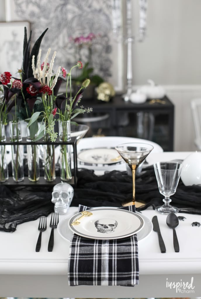 Ideas and Inspiration for Spooky Chic Halloween Table Decorations #halloween #decorations #decor #spooky #tablescape 