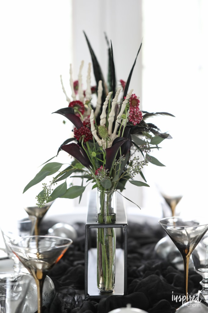 How to create and style an easy Halloween flower arrangement. #halloween #flowers #entertaining #party #tablescape
